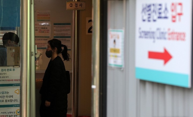 지난 7일 오후 서울 중구보건소 선별진료소에서 의료진이 검체를 채취하고 있다. (사진=뉴시스)