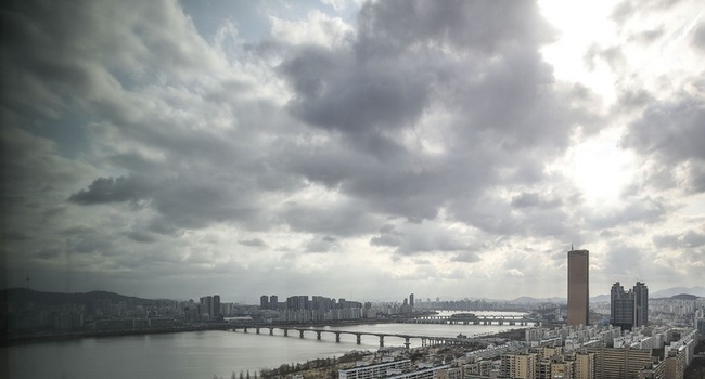 지난 15일 오전 서울 영등포구 파크원 빌딩에서 바라본 도심이 흐린 모습을 보이고 있다. (사진=뉴시스)