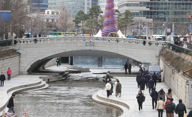 서울의 낮 기온이 12도인 지난 17일 오후 서울 중구 청계천에서 시민들이 산책을 하고 있다. (사진=뉴시스)