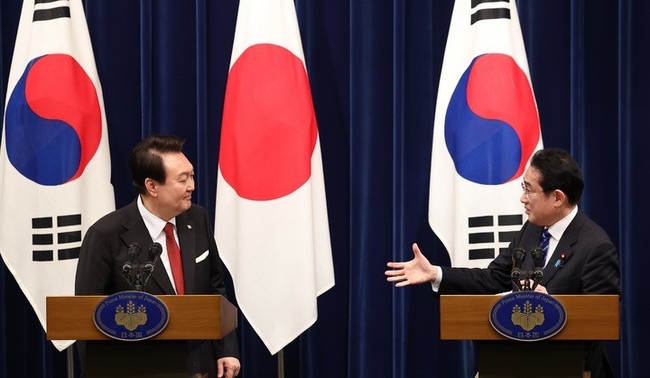 기시다 후미오 일본 총리가 16일 도쿄 총리 관저에서 열린 한일 정상 공동 기자회견을 마친 후 윤석열 대통령에게 악수를 청하고 있다. (사진=뉴시스)