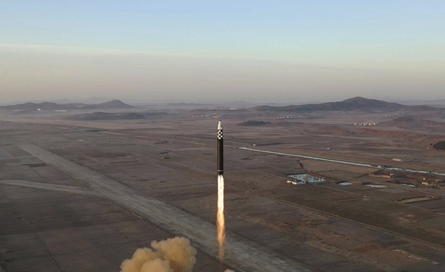 16일 북한군이 평양 순안 일대에서 대륙간탄도미사일(ICBM)을 시험 발사하고 있다. (사진=북한 조선중앙통신)