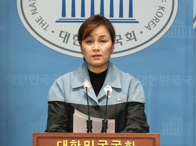  임오경 더불어민주당 대변인이 19일 서울 여의도 국회 소통관에서 발언하고 있다. (사진=뉴시스)