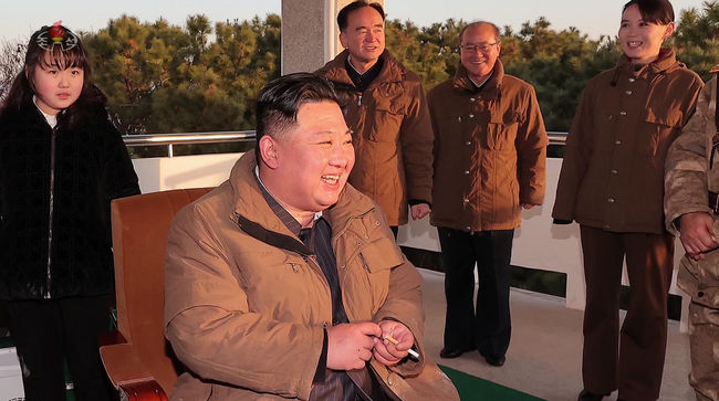 북한 조선중앙TV는 북한 김정은 국무위원장이 참관한 가운데 지난 16일 평양 순안 국제국제비행장에서 실시한 대륙간탄도미사일 화성포-17형 발사 영상을 17일 공개했다. 이날 화성-17형 발사 현장에는 딸 김주애도 동행했다. (사진=조선중앙TV 캡처/뉴시스 제공)
