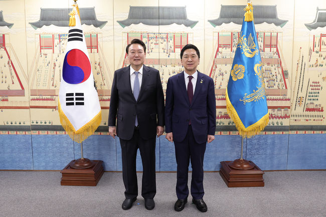 지난 3월 13일 용산 대통령실에서 열린 국민의힘 신임 지도부 초청 만찬에서 윤석열 대통령과 김기현 당대표가 기념촬영을 하고 있다.(사진=뉴시스 제공)