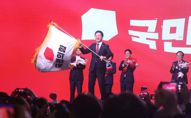 국민이힘 3.8전당대회에서 새 당대표로 선출된 김기현 의원이 당기를 흔들고 있다.(사진=뉴시스 제공)