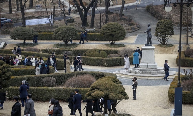 지난달 28일 서울 서대문구 연세대학교에서 열린 2023학년도 입학식에서 신입생을 비롯한 가족들이 기념촬영을 하고 있다..(사진=뉴시스 제공)
