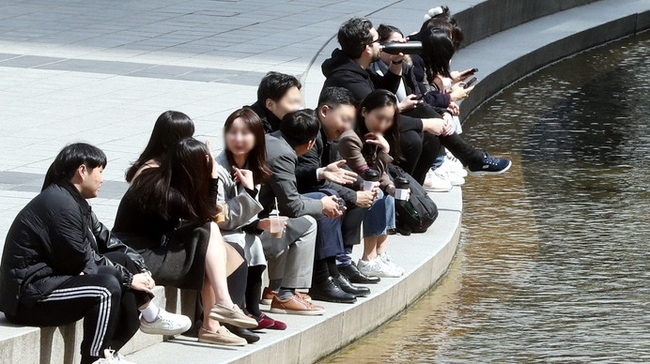 완연한 봄 날씨를 보이는 20일 오후 서울 중구 청계천에서 시민들이 이야기를 나누고 있다. (사진=뉴시스 제공)