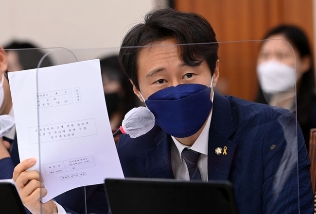  이탄희 더불어민주당 의원이 지난해 10월 13일 서울 여의도 국회 법제사법위원회에서 열린 법제처에 대한 국정감사에서 법령시행안과 관련해 질의하고 있다.(사진=뉴시스 제공)