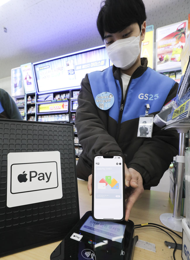 애플의 근거리무선통신(NFC) 결제 서비스 '애플페이' 시행 첫 날인 21일 오전 서울 강남구 한 편의점 직원이 애플페이로 계산하고 있다.(사진=뉴시스 제공)