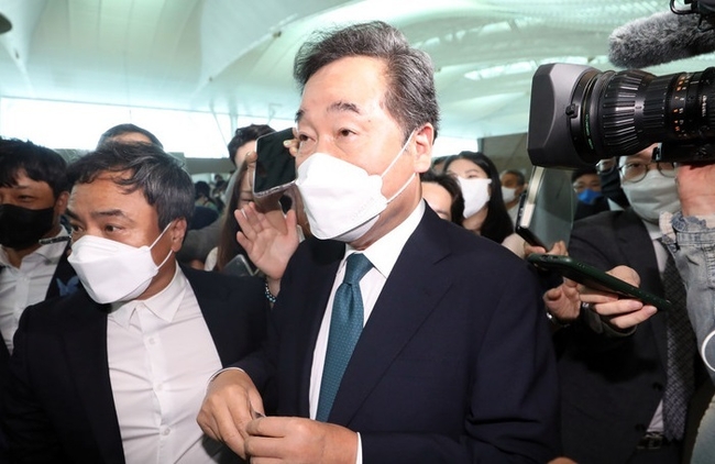  이낙연 전 더불어민주당 대표가 지난해 6월7일 오전 인천국제공항 제2여객터미널에서 미국으로 출국하고 있다. 이 전 대표는 미국 워싱턴D.C. 조지워싱턴대학 한국학연구소에서 방문연구원으로 한반도 평화와 국제정치를 공부할 계획이다.(사진=뉴시스 제공)