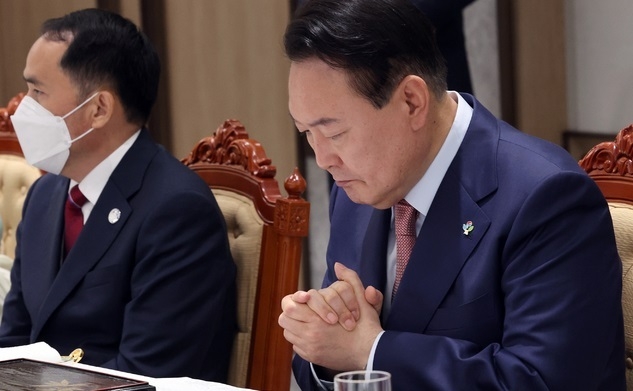 윤석열 대통령이 지난해 6월 9일 오전 용산 대통령실 청사에서 열린 '호국영웅 초청 소통식탁'행사에서 최원일(왼쪽) 전 천안함장의 인사말을 듣고 두손을 모으고 있다. 오찬에는 천안함 생존 장병과 희생자 유족, 천안함 실종자 구조 과정에서 순직한 고(故) 한주호 준위 유족, 연평해전과 북한의 목함지뢰 도발 희생자 유족 등 20명이 참석했다. (사진=뉴시스 제공)