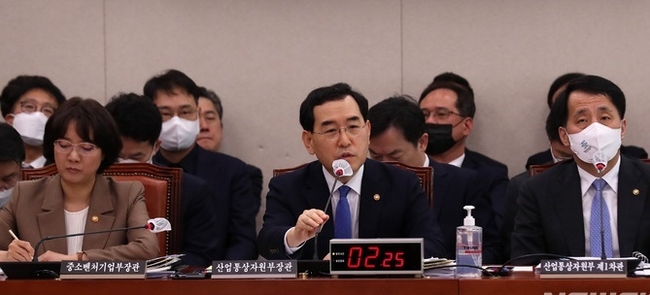 이창양 산업통상자원부 장관이 23일 오전 서울 여의도 국회에서 열린 산업통상자원중소벤처기업위원회 전체회의에서 의원들의 질의에 답하고 있다.(사진=뉴시스 제공)