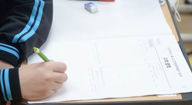 2023학년도 첫 전국연합학력평가가 실시된 23일 오전 울산 남구 강남고등학교에서 고3 학생들이 시험을 보고 있다.(사진=뉴시스 제공)
