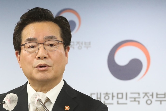 정황근 농림축산식품부 장관이 23일 서울 종로구 정부서울청사에서 국회 본회의에서 양곡관리법 일부 개정법률안에 대한 수정안이 가결된 것에 대해 법률안에 대한 재의 요구안을 제안한다며 입장을 표명하고 있다. (사진=뉴시스 제공)