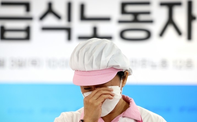 지난해 11월3일 오전 서울 중구 민주노총에서 열린 학교급식노동자 폐암 산재 증언대회에 참석한 학교급식노동자가 현장 증언을 하다 눈물을 흘리고 있다. (사진=뉴시스)