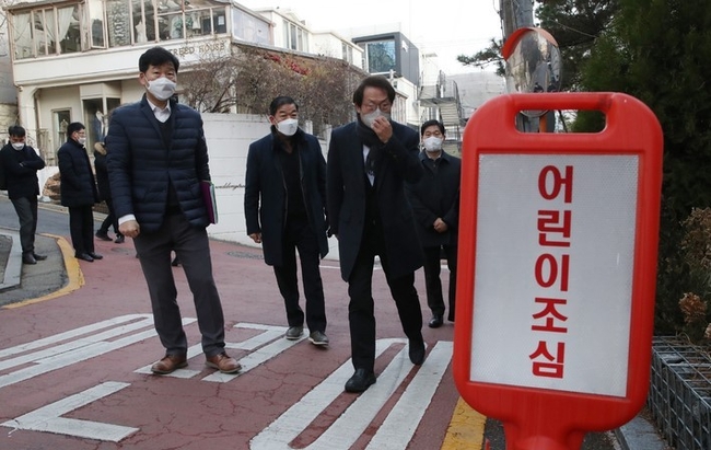 조희연 서울시교육감이 지난해 12월13일 스쿨존 음주운전 사고가 발생한 서울 언북초등학교를 찾아 현장 주변 환경을 살펴보고 있다. (사진=뉴시스)