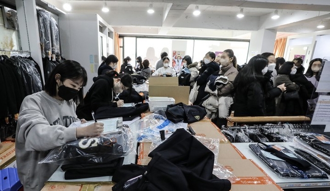  새학기를 앞둔 지난달 5일 서울 시내의 교복점에서 신입생들과 학부모들이 교복을 살펴보고 있다. (사진=뉴시스)