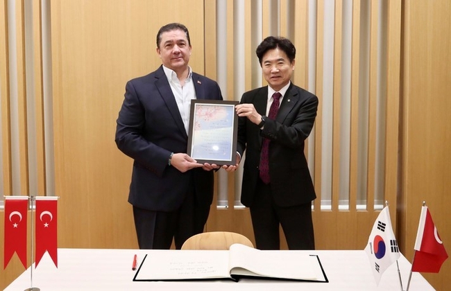  전남도교육청은 김대중 교육감이 주한 튀르키예 대사관을 방문해 지진피해 희생자를 위로한 뒤 학생 지원 방안에 대한 의견을 전달했다고 26일 밝혔다. (사진=전남도교육청 제공).