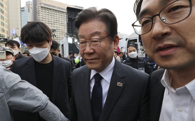 이재명 더불어민주당 대표가 지난 25일 오후 서울 중구 서울광장 인근에서 열린 '대일 굴욕외교 규탄 범국민대회'에 참석하고 있다. (사진=뉴시스)