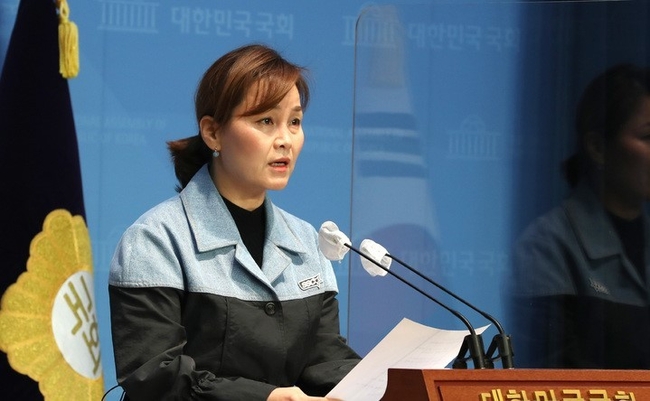 임오경 더불어민주당 대변인이 19일 오전 서울 여의도 국회 소통관에서 한일정상회담 관련 브리핑을 하고 있다. (사진=뉴시스)