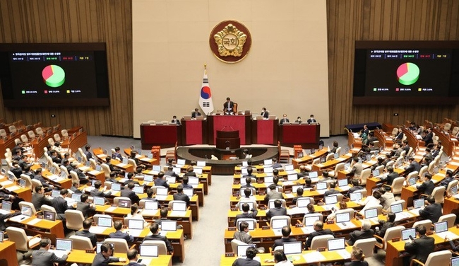  23일 오후 서울 여의도 국회에서 열린 제404회 국회(임시회) 제1차 본회의에서 양곡관리법 일부개정법률안(대안)에 대한 수정안이 재석 266인, 찬성 169인으로 가결되고 있다. (사진=뉴시스)