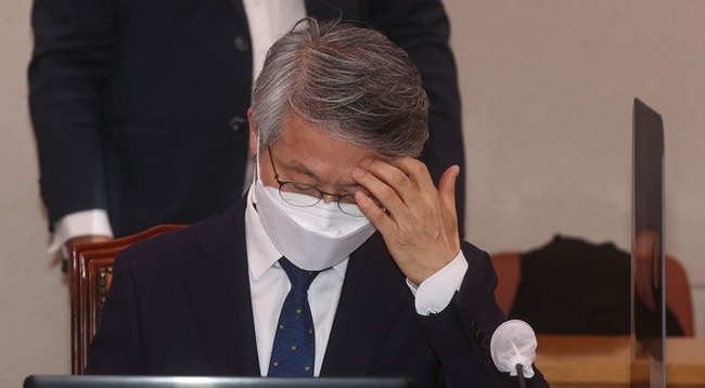  민형배 무소속 의원이 지난해 4월26일 저녁 서울 여의도 국회에서 열린 법제사법위원회 전체회의에서 생각에 잠겨 있다. (공동취재사진) 
