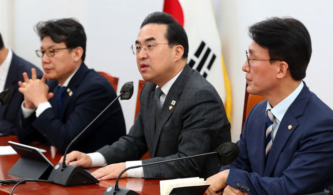  박홍근 더불어민주당 원내대표가 28일 오전 서울 여의도 국회에서 열린 원내대책회의에 참석해 발언하고 있다.(사진=뉴시스 제공)