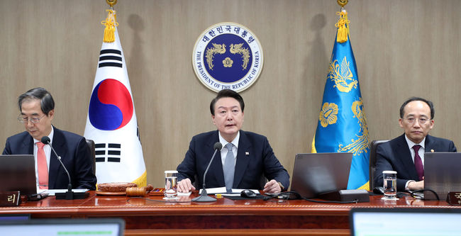 윤석열 대통령이 28일 오전 서울 용산 대통령실 청사에서 열린 국무회의를 주재하고 있다.(사진=뉴시스 제공)