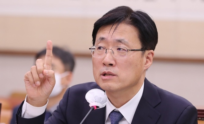 김형두 헌재 재판관후보자가 28일 오전 서울 여의도 국회에서 열린 헌법재판소 재판관후보자 인사청문회에서 의원 질의에 답하고 있다. (사진=뉴시스 제공)
