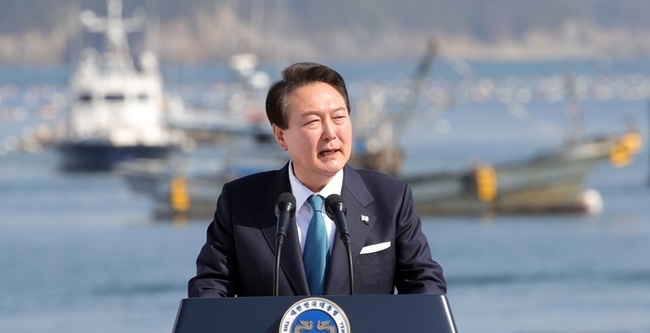 윤석열 대통령이 31일 경남 통영 영운항에서 열린 제12회 수산인의날 기념식에서 기념사를 하고 있다. (사진=뉴시스 제공)