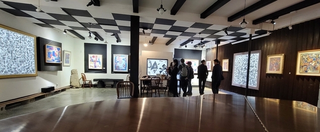 <경남 추상미술의 두 거장展-전통기호와 정신의 융합 ‘유택렬, 전혁림’> 전시장 풍경. 천정에도 60여년 전 유택렬 화백이 디자인한 흑백 디자인이 서까래 및 나무 기둥과 멋진 조화를 이룬다. <사진=안소휘 제공>