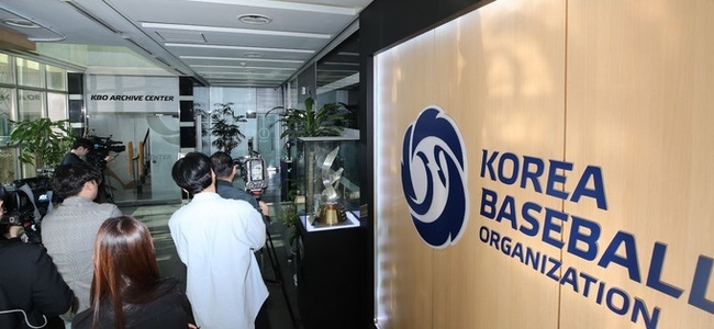 검찰이 프로야구 정규 시즌 개막을 하루 앞둔 31일 한국야구위원회(KBO)를 압수수색 중이다. 검찰은 KBO 간부의 배임수재 혐의를 포착해 강제 수사에 착수한 것으로 알려졌다. 사진은 이날 서울 강남구 KBO의 모습. (사진=뉴시스 제공)