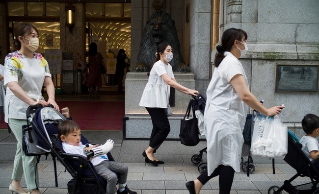 일본 도쿄의 한 백화점 앞을 지나가는 육아여성. (사진=뉴시스)