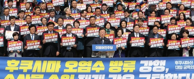 이재명 더불어민주당 대표가 지난달 30일 오전 서울 여의도 국회 본관 앞에서 열린 후쿠시마산 수산물 수입 반대 및 대일 굴욕외교 규탄대회에서 발언하고 있다. (사진=뉴시스)