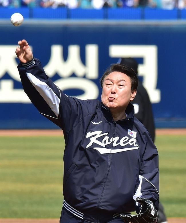 윤석열 대통령이 1일 오후 대구 수성구 삼성라이온즈파크에서 열린 2023 신한은행 SOL KBO리그 삼성 라이온즈와 NC 다이노스의 개막전 경기에서 시구하고 있다. (사진=뉴시스)