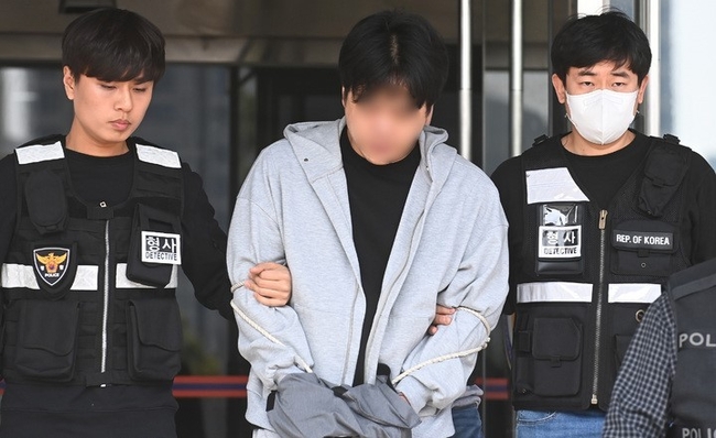 또다시 필로폰을 투약해 마약류 관리에 관한 법률 위반 혐의로 구속영장이 청구된 남경필 전 경기도지사의 장남이 1일 오후 구속전 피의자 심문(영장실질심사)에 출석하기 위해 경기도 용인동부경찰서에서 나오고 있다. (사진=뉴시스)