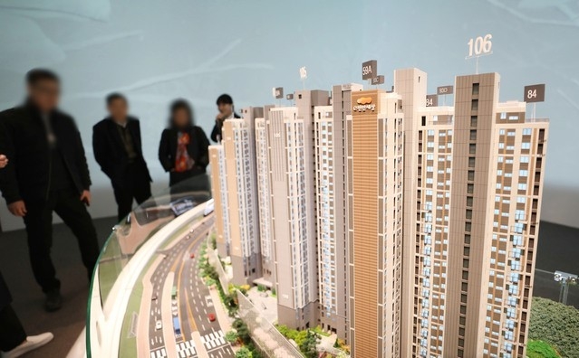 지난 2019년 12월20일 12·16 대책 여파로 부동산 시장이 관망세로 돌아선 가운데 서울 강남구 신사동에 개관한 e편한세상 홍제 가든플라츠 모델하우스가 한산한 모습을 보이고 있다. (사진=뉴시스)