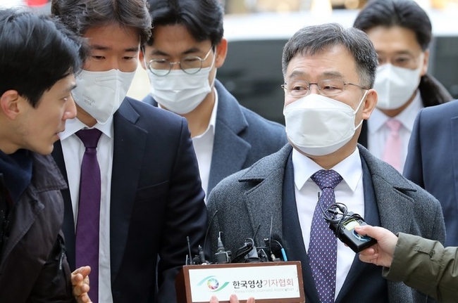 김만배 화천대유자산관리 대주주가 지난 2월17일 영장실질심사를 받기위해 서울 서초구 서울중앙지방법원으로 출석하고 있다. (사진=뉴시스)