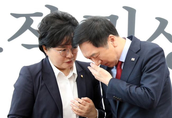 국민의힘 김기현 대표와 조수진 최고위원이 27일 오전 서울 여의도 국회에서 열린 최고위원회의를 마치고 대화하고 있다.(사진=뉴시스 제공)