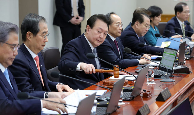 윤석열 대통령이 3월 28일 서울 용산 대통령실 청사에서 국무회의를 주재하고 있다.(사진=뉴시스 제공)