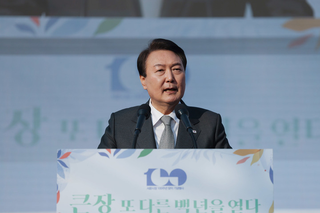 윤석열 대통령이 지난 1일 대구 서문시장에서 열린 '서문시장 100주년 기념식'에서 축사하고 있다. (사진=대통령실 제공)