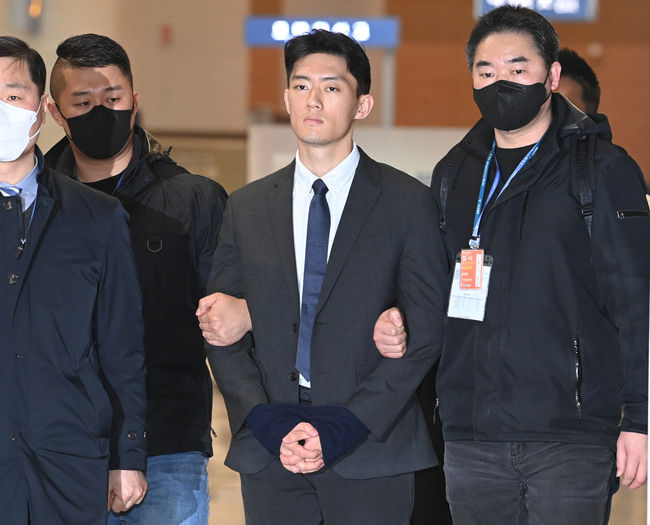 전직 대통령 전두환 씨의 손자 전우원 씨가 지난 28일 오전 인천국제공항을 통해 귀국한 뒤 경찰에 체포돼 서울경찰청 마약범죄수사대로 압송되고 있다.