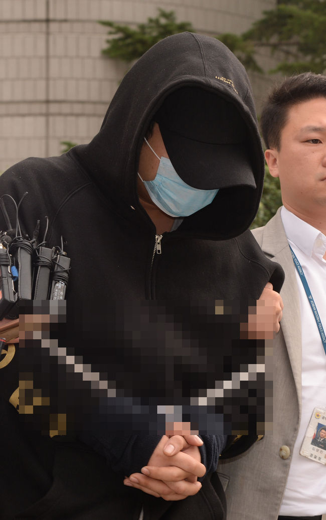필로폰 밀반입 및 투약한 혐의를 받고 있는 남경필 경기도지사 첫째 아들이 남모씨가 2017년 9월19일 오후 서울 서초동 서울중앙지법에서 열린 구속 전 피의자심문(영장실질심사)를 마치고 나오고 있다.
