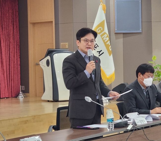 지난 1월 신년 기자회견을 열고있는 김병수 김포시장. 김 시장은 지난 2월에도 2023년 ‘자금·기술·판로·환경개선 등 지역 경제를 한 단계 성장시킬 기업지원 로드맵’ 공개하기도 했다. 그럼에도 시가 특정사업 공고에서 지역업체 참여를 힘들게하는 입찰 규정을 게시 “지역경제를 위할 마음이 있는가?”라는 의문을 지역업체들이 제기하고 있는 실정이다.