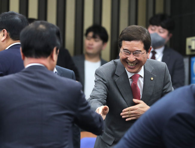 김학용 국민의힘 의원이 3월 30일 오전 서울 여의도 국회에서 열린 의원총회에서 동료 의원과 인사하고 있다.(사진=뉴시스 제공)