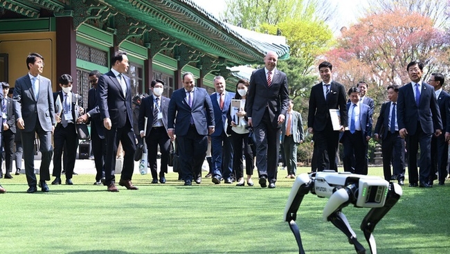 최태원 대한상공회의소 회장을 비롯한 국내 경제계 인사들과 ‘2030세계박람회’ 실사를 위해 방한 중인 국제박람회기구(BIE) 실사단이 3일 서울 시내 한 호텔에서 열린 경제인 오찬에 참석하고 있다. (사진=뉴시스 제공)