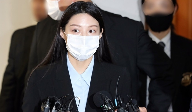  조국 전 법무부 장관의 딸 조민씨가 부산대학교 의학전문대학원 입학 취소결정에 불복해 제기한 입학허가 취소 처분 취소 소송의 증인심문을 위해 16일 부산 연제구 부산지법에 출석하고 있다.(사진=뉴시스 제공)