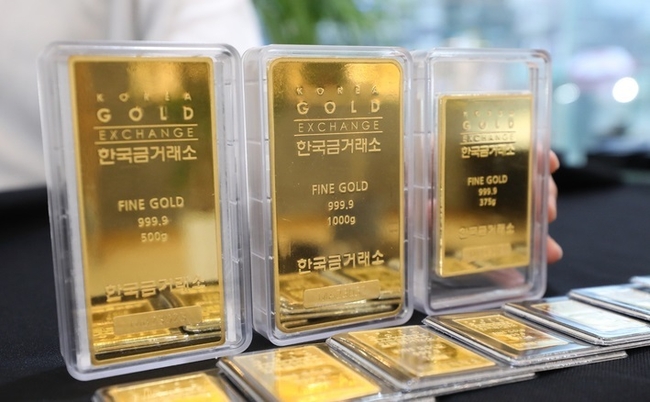 국제 금값이 미국 경제가 경기 침체에 빠질 것이란 전망에 사상 최고치 경신을 눈 앞에 두고 있다. 5일 서울 종로구 한국금거래소에 골드바 상품이 진열돼 있다.(사진=뉴시스 제공)