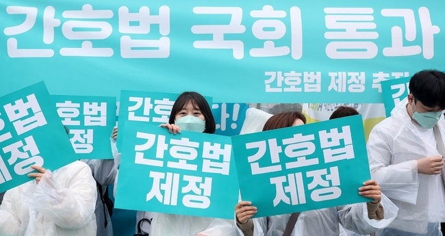  대한간호협회가 6일 오전 서울 여의도 국회 앞에서 간호법 국회 통과 촉구 문화마당을 열고 간호법 제정을 촉구하고 있다. (사진=뉴시스 제공)