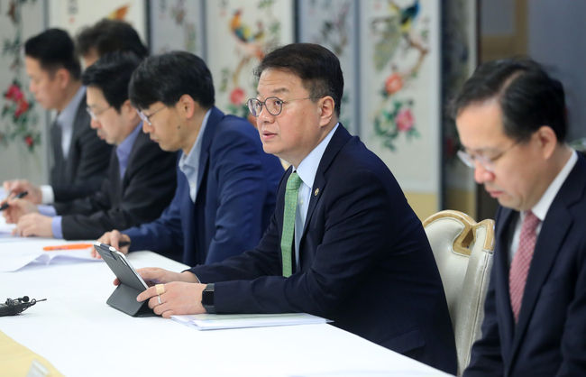  방기선 기획재정부 제1차관이 7일 오전 서울 종로구 정부서울청사에서 열린 내수활성화 대책 실행계획 논의를 위한 비상경제차관회의에 참석해 발언하고 있다. (사진=뉴시스 제공)
